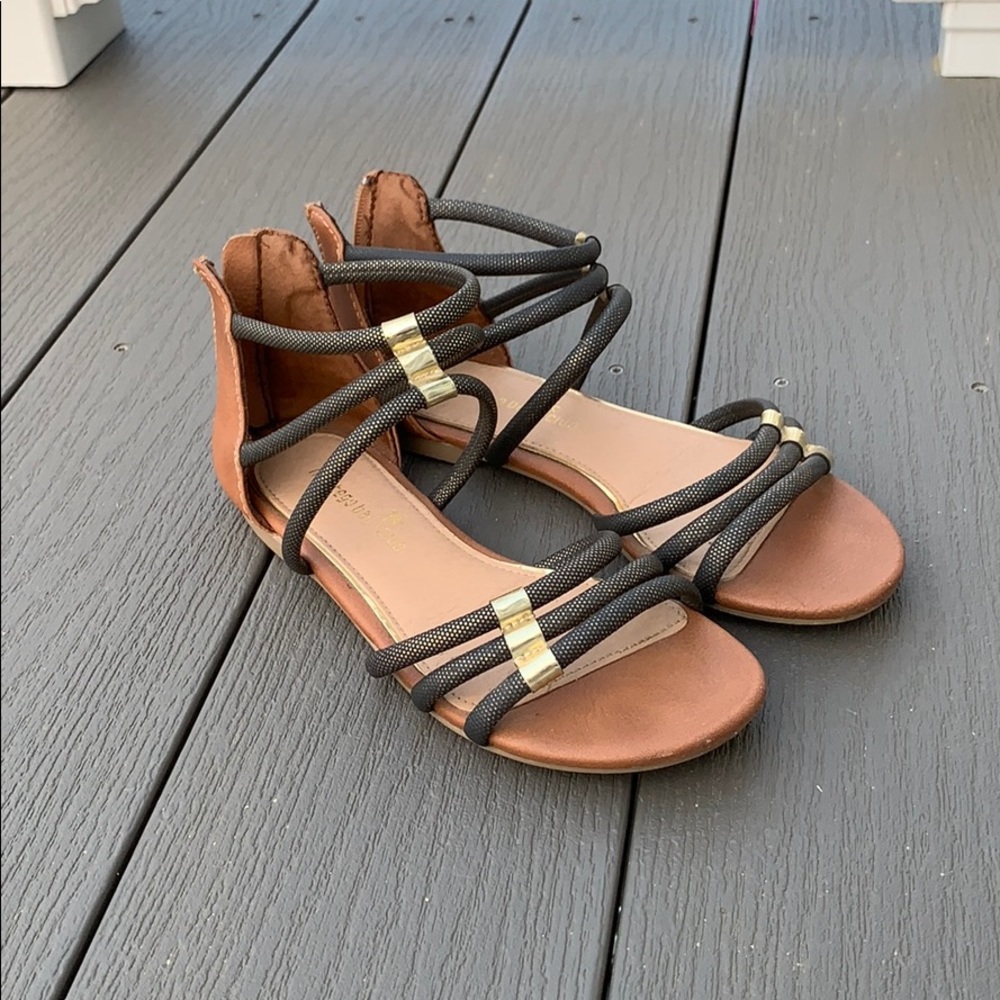 Strappy sandals gladiator- like style